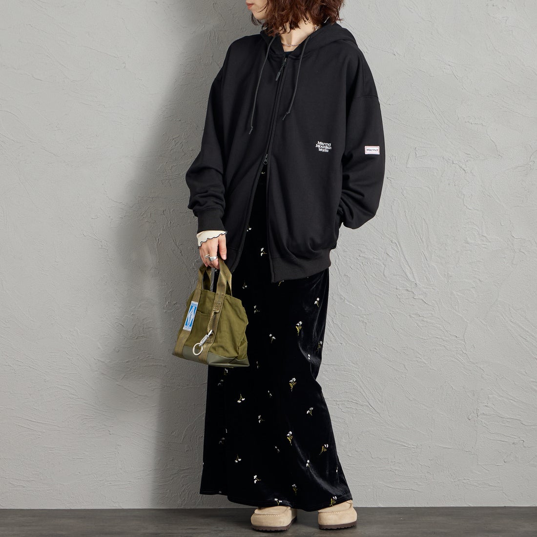 Marmot [マーモット] 別注 ワンポイントロゴ刺繍 ジップパーカー [MTFW26USW333IN-JF] BLACK &&モデル身長：158cm 着用サイズ：S&&