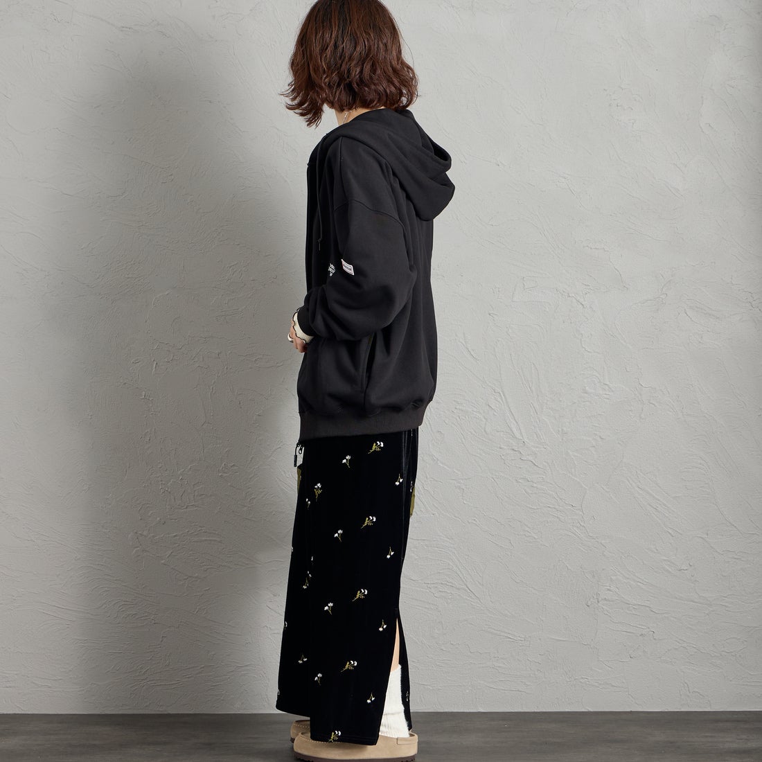 Marmot [マーモット] 別注 ワンポイントロゴ刺繍 ジップパーカー [MTFW26USW333IN-JF] BLACK &&モデル身長：158cm 着用サイズ：S&&