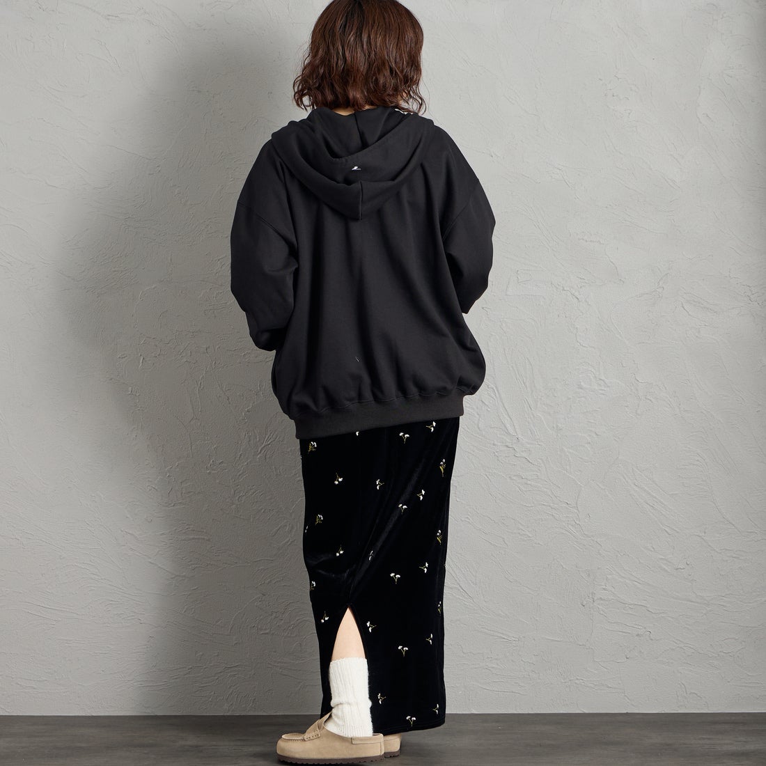 Marmot [マーモット] 別注 ワンポイントロゴ刺繍 ジップパーカー [MTFW26USW333IN-JF] BLACK &&モデル身長：158cm 着用サイズ：S&&