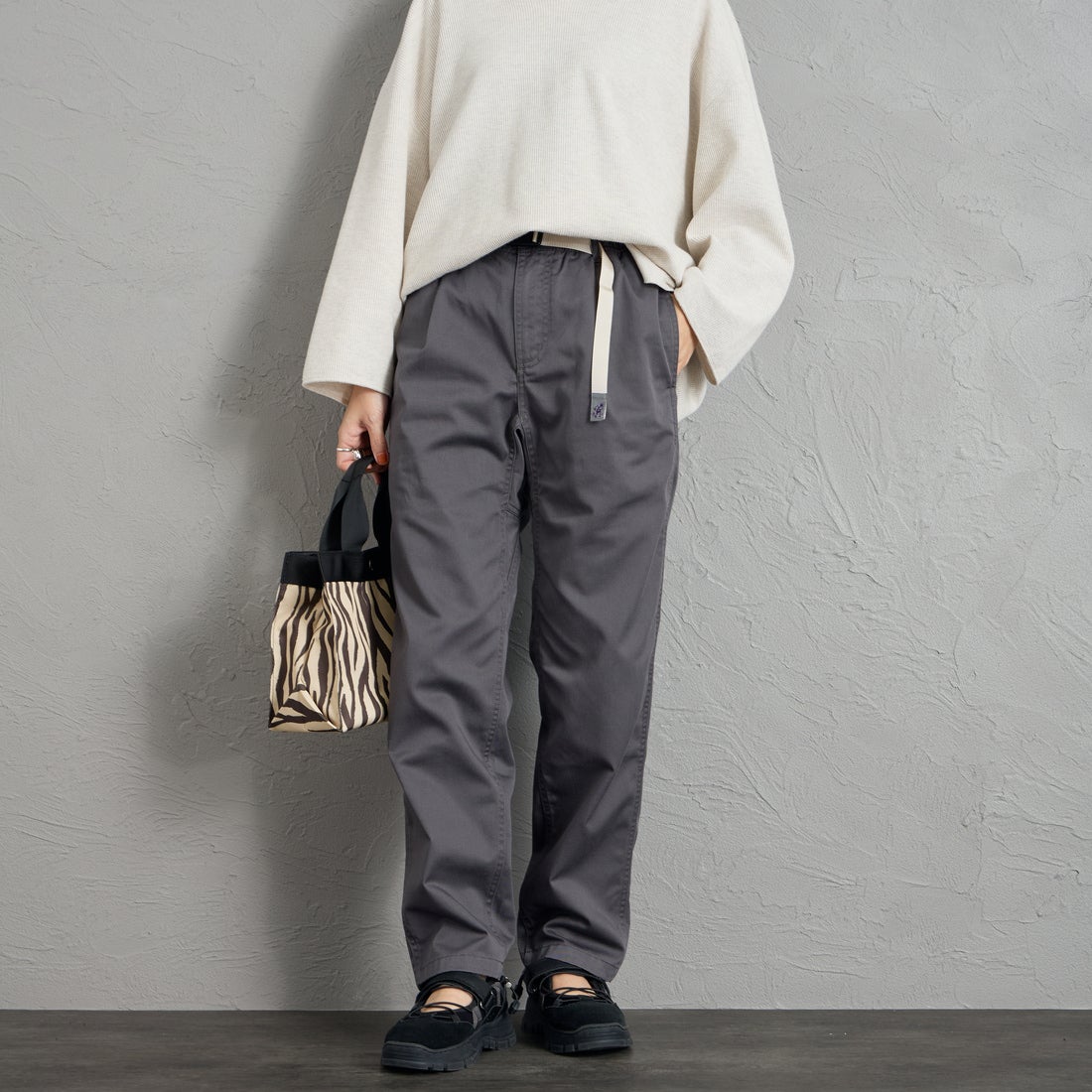 GRAMiCCi [グラミチ] 別注 T/C エブリデイパンツ [GMP6-F1025-JF] CHARCOAL &&モデル身長：160cm 着用サイズ：S&&