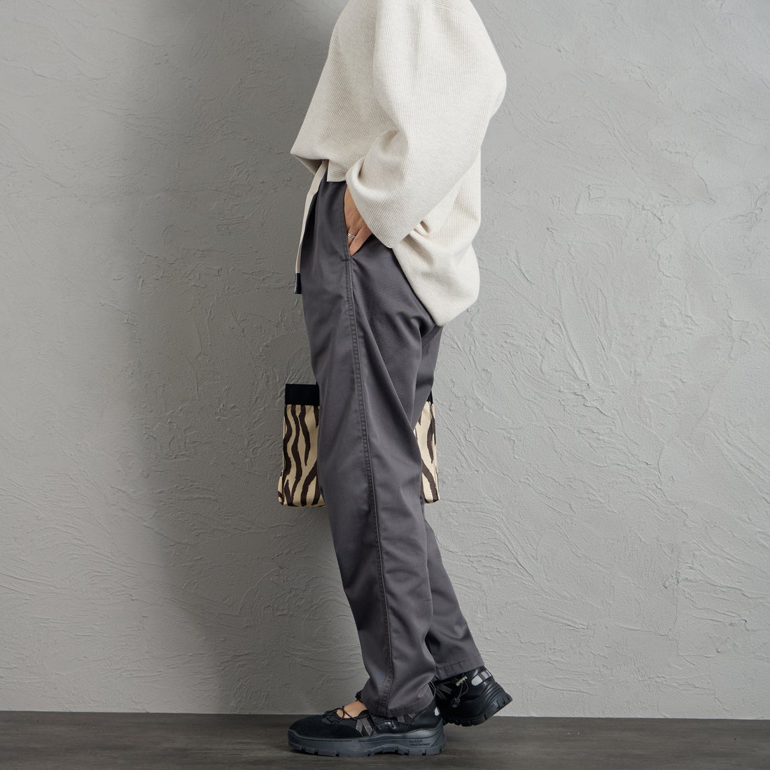 GRAMiCCi [グラミチ] 別注 T/C エブリデイパンツ [GMP6-F1025-JF] CHARCOAL &&モデル身長：160cm 着用サイズ：S&&