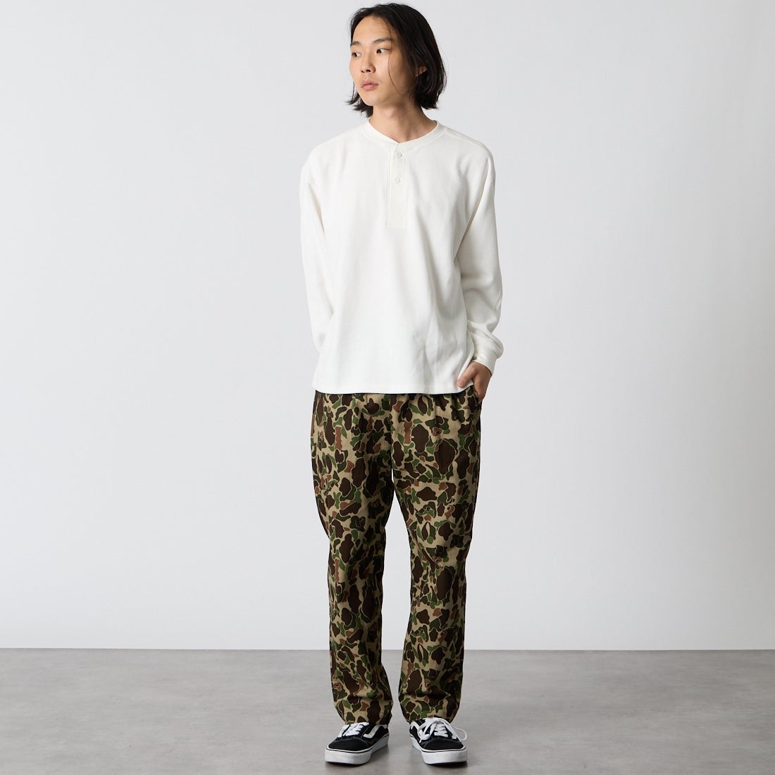 UNIVERSAL OVERALL [ユニバーサルオーバーオール] 別注 シェフパンツ [U2633601IN-JF]HUNTER CAM &&モデル身長：175cm 着用サイズ：M&&