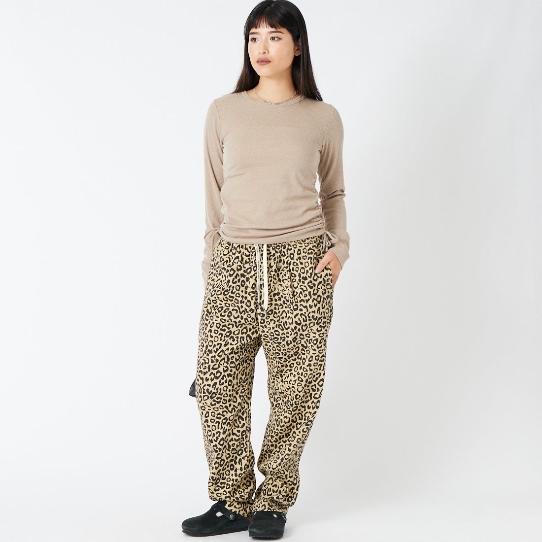 UNIVERSAL OVERALL [ユニバーサルオーバーオール] 別注 シェフパンツ [U2633601IN-JF] LEO BEG &&モデル身長：162cm 着用サイズ：S&&