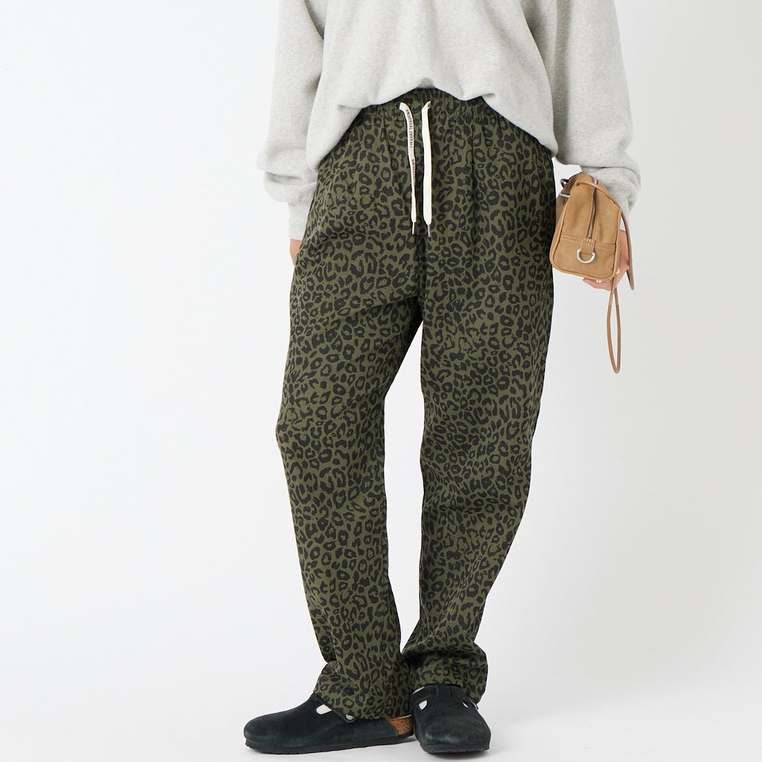 UNIVERSAL OVERALL [ユニバーサルオーバーオール] 別注 シェフパンツ [U2633601IN-JF] LEO OLV &&モデル身長：162cm 着用サイズ：S&&