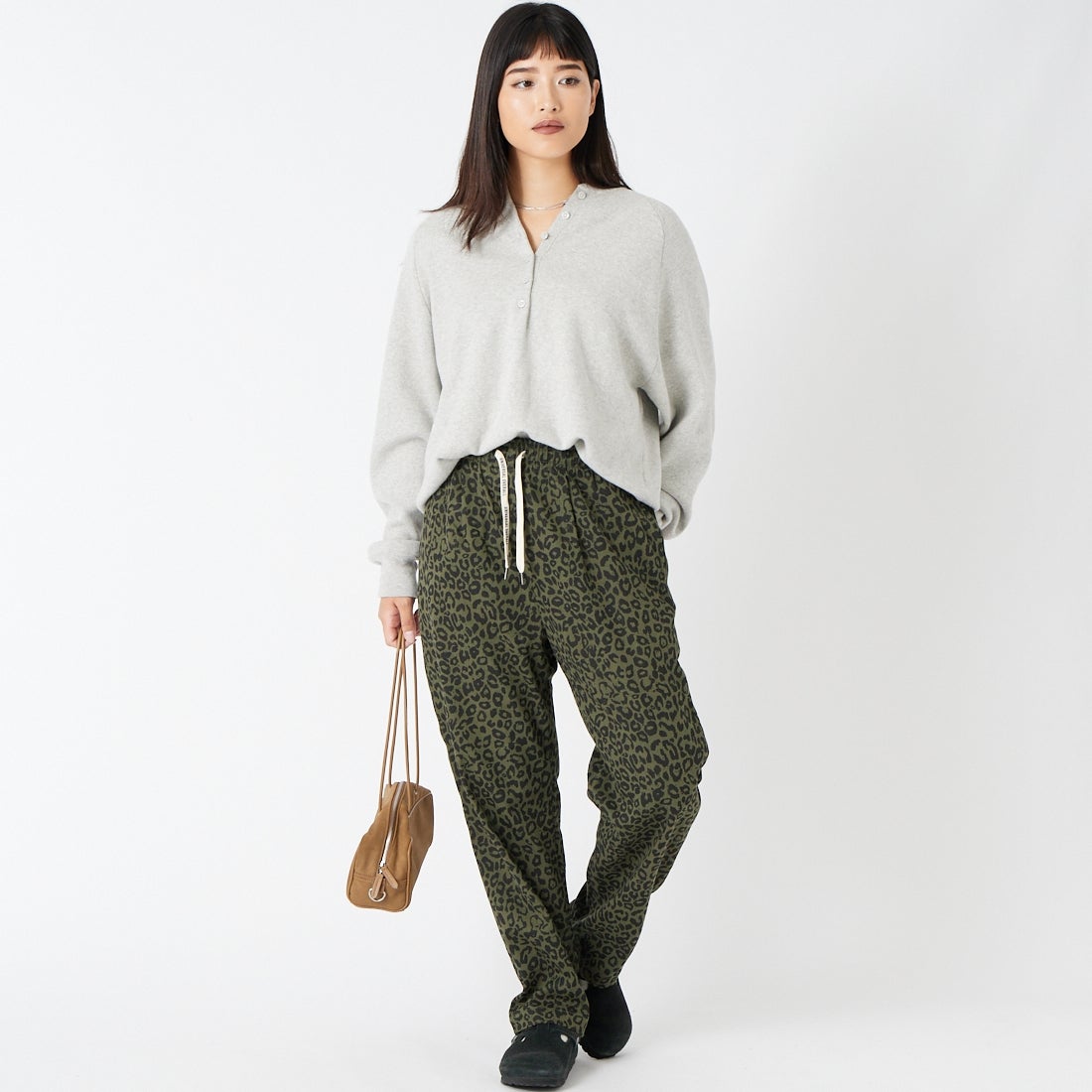 UNIVERSAL OVERALL [ユニバーサルオーバーオール] 別注 シェフパンツ [U2633601IN-JF] LEO OLV &&モデル身長：162cm 着用サイズ：S&&
