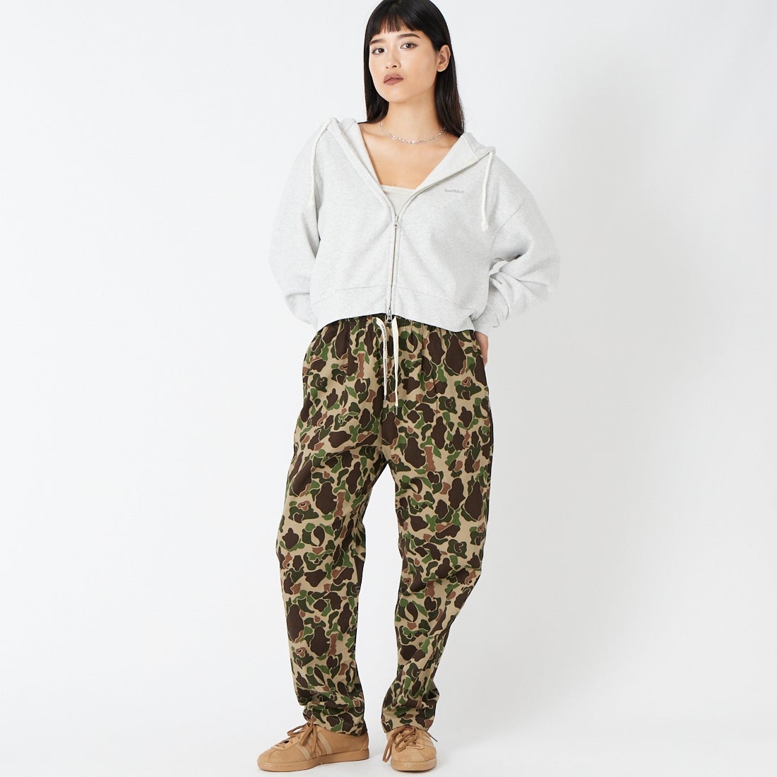 UNIVERSAL OVERALL [ユニバーサルオーバーオール] 別注 シェフパンツ [U2633601IN-JF] HUNTER CAM &&モデル身長：162cm 着用サイズ：S&&