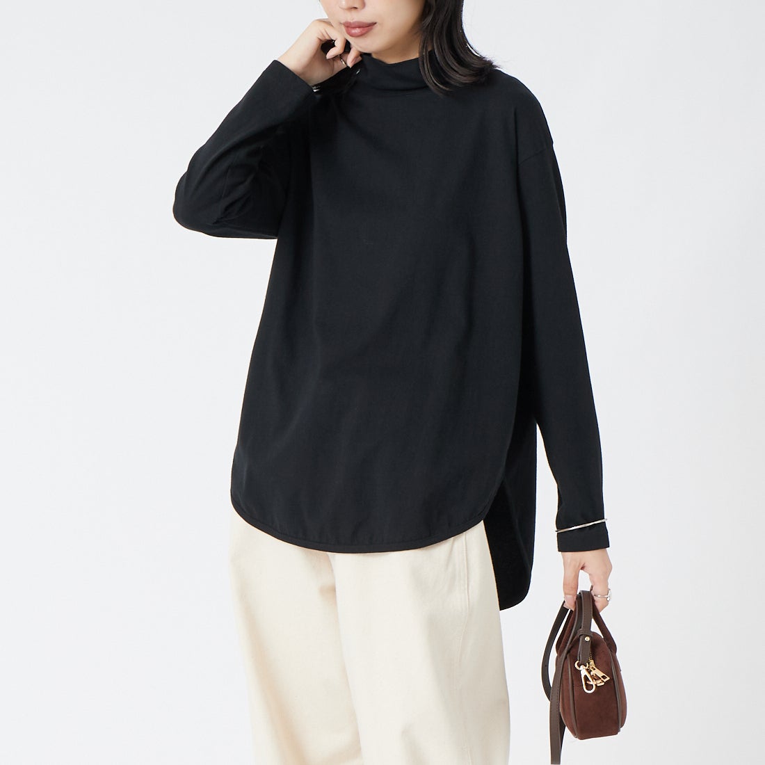 tumugu: [ツムグ] 裾ラウンドハイネックTシャツ [TC22301] 99 BLACK &&モデル身長：162cm 着用サイズ：F&&