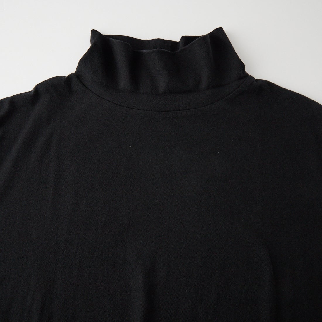 tumugu: [ツムグ] 裾ラウンドハイネックTシャツ [TC22301] 99 BLACK