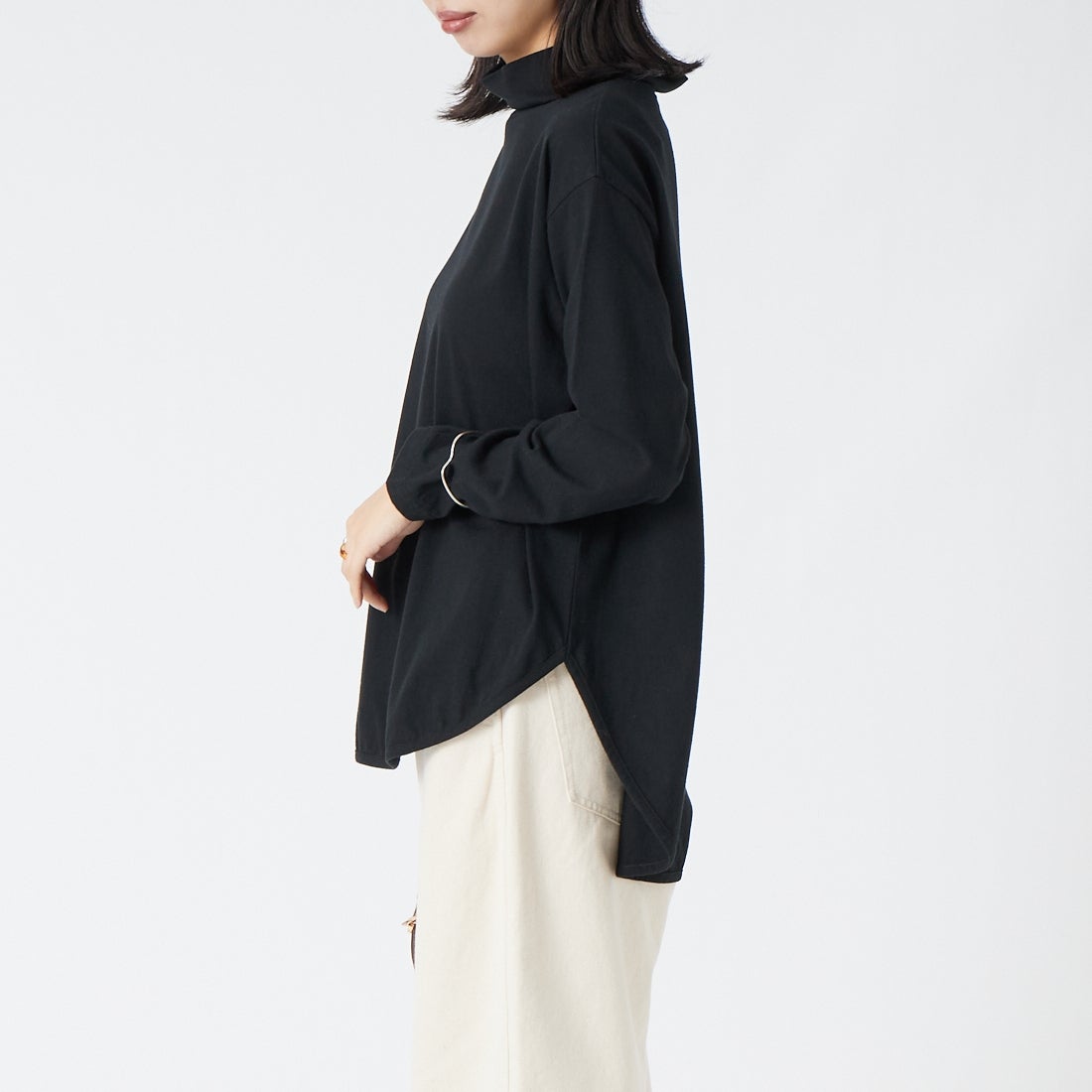 tumugu: [ツムグ] 裾ラウンドハイネックTシャツ [TC22301] 99 BLACK &&モデル身長：162cm 着用サイズ：F&&