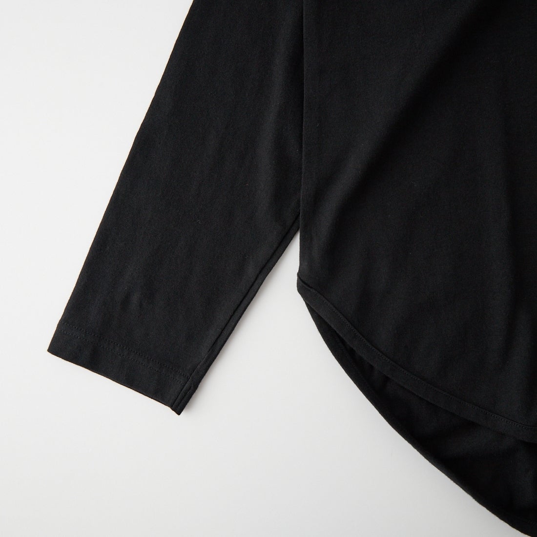 tumugu: [ツムグ] 裾ラウンドハイネックTシャツ [TC22301] 99 BLACK