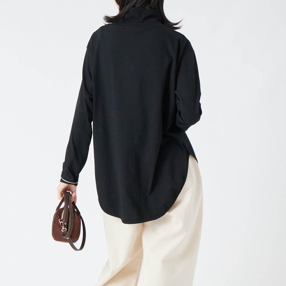 tumugu: [ツムグ] 裾ラウンドハイネックTシャツ [TC22301] 99 BLACK &&モデル身長：162cm 着用サイズ：F&&