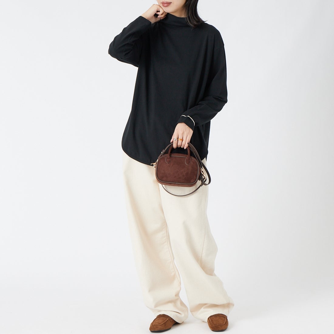 tumugu: [ツムグ] 裾ラウンドハイネックTシャツ [TC22301] 99 BLACK &&モデル身長：162cm 着用サイズ：F&&