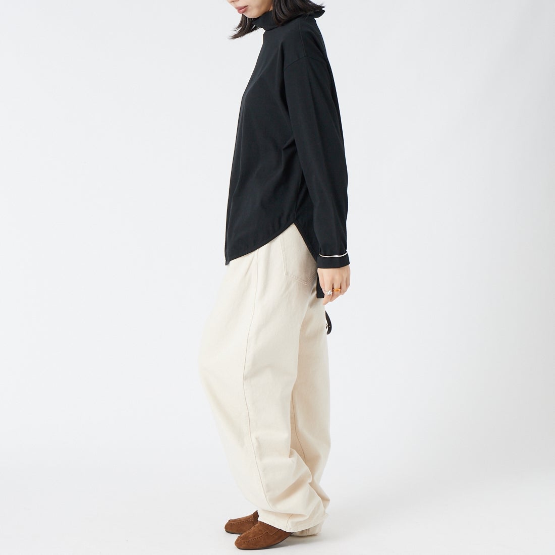 tumugu: [ツムグ] 裾ラウンドハイネックTシャツ [TC22301] 99 BLACK &&モデル身長：162cm 着用サイズ：F&&