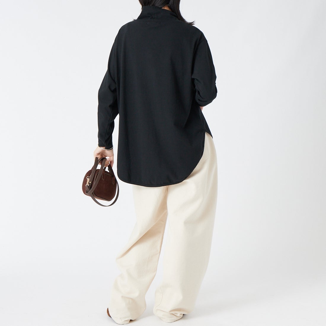 tumugu: [ツムグ] 裾ラウンドハイネックTシャツ [TC22301] 99 BLACK &&モデル身長：162cm 着用サイズ：F&&