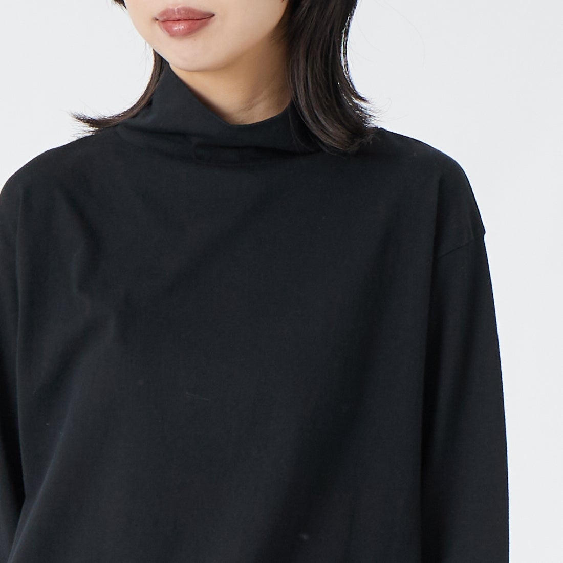 tumugu: [ツムグ] 裾ラウンドハイネックTシャツ [TC22301] 99 BLACK &&モデル身長：162cm 着用サイズ：F&&