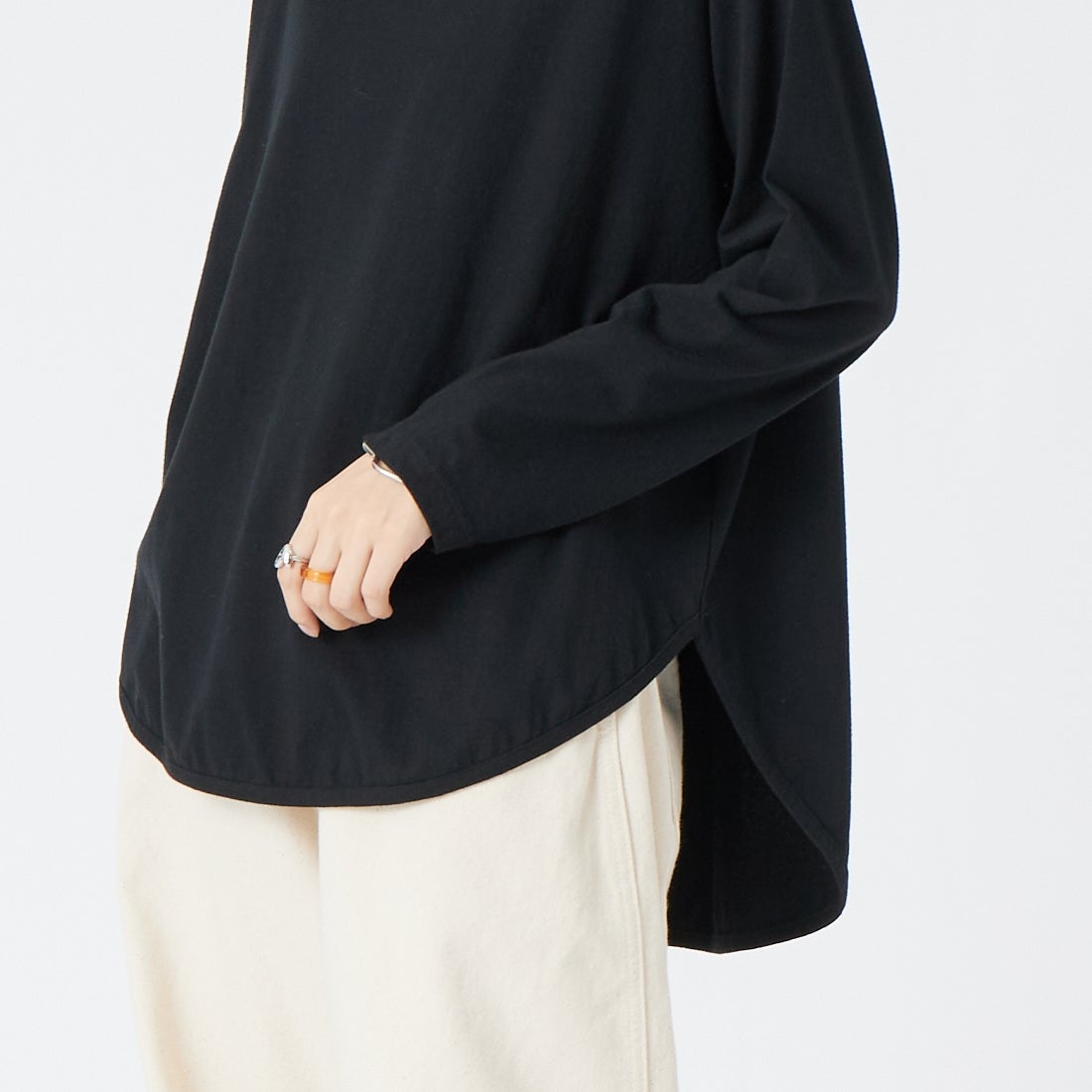 tumugu: [ツムグ] 裾ラウンドハイネックTシャツ [TC22301] 99 BLACK &&モデル身長：162cm 着用サイズ：F&&