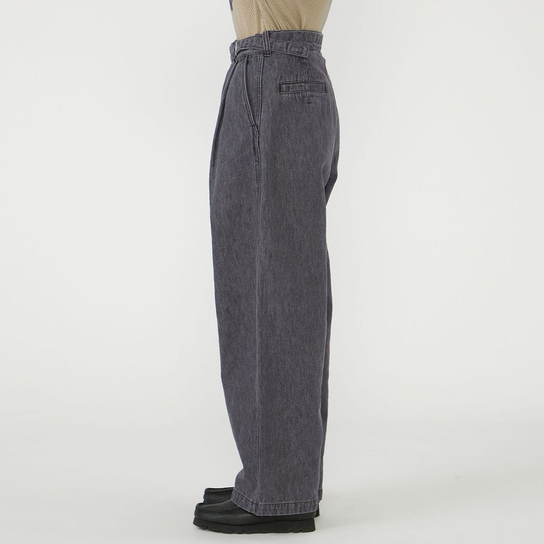 THE NORTH FACE PURPLE LABEL [ザ ノースフェイス パープルレーベル] リネンコットンデニム フィールドラップパンツ [N26FC030] H GRAY &&モデル身長：161cm 着用サイズ：WS&&