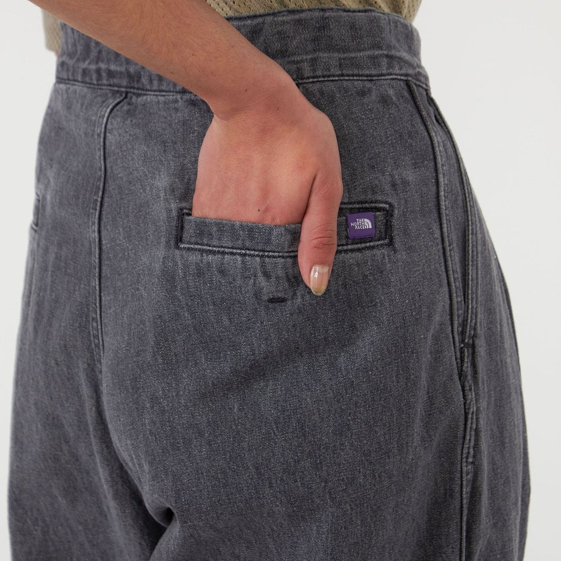 THE NORTH FACE PURPLE LABEL [ザ ノースフェイス パープルレーベル] リネンコットンデニム フィールドラップパンツ [N26FC030] H GRAY &&モデル身長：161cm 着用サイズ：WS&&