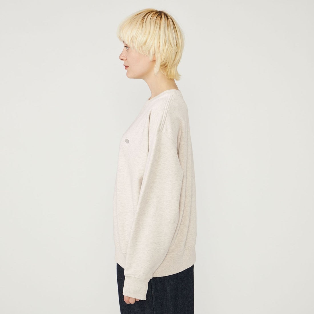 THE NORTH FACE PURPLE LABEL [ザ ノースフェイス パープルレーベル] フィールド クルーネック スウェットシャツ [N26SH059] OM OATMEAL &&モデル身長：161cm 着用サイズ：WS&&