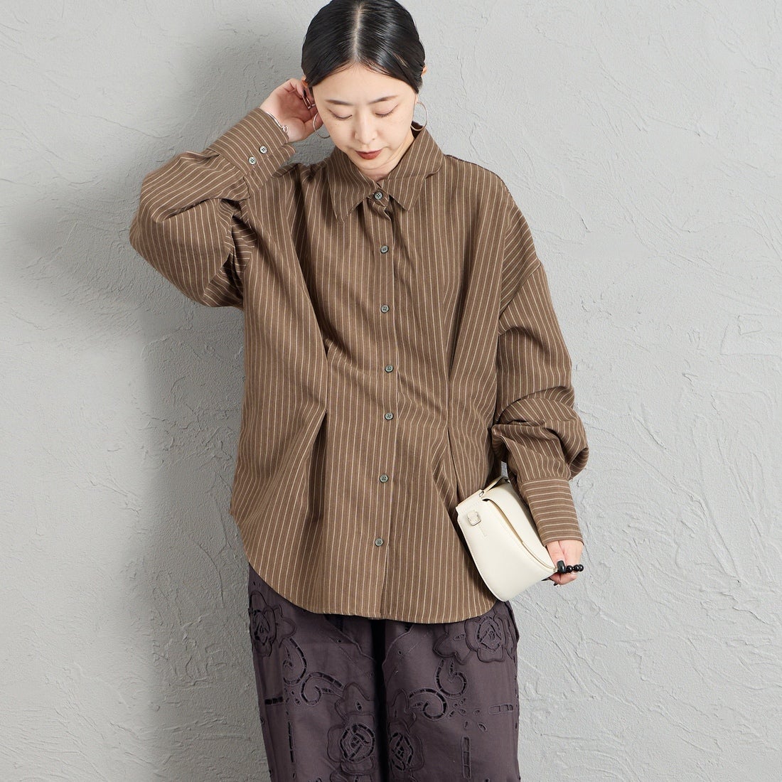 nenom [ネノム] ストライプ柄 ウエストタックシャツ [NE26332007] 28 BROWN &&モデル身長：150cm 着用サイズ：F&&