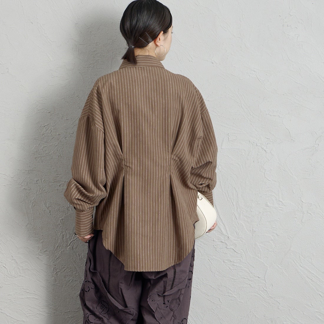 nenom [ネノム] ストライプ柄 ウエストタックシャツ [NE26332007] 28 BROWN &&モデル身長：150cm 着用サイズ：F&&