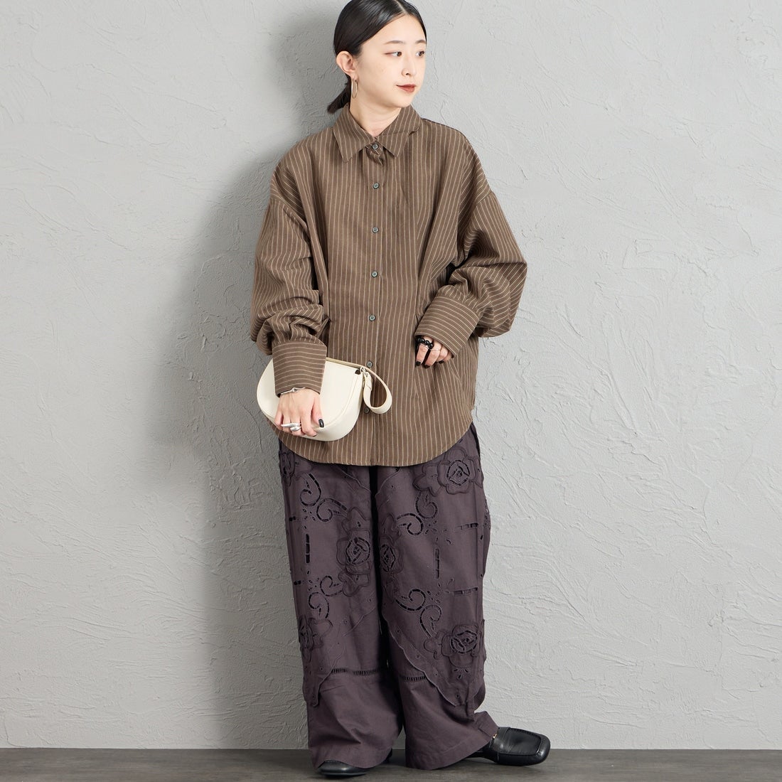 nenom [ネノム] ストライプ柄 ウエストタックシャツ [NE26332007] 28 BROWN &&モデル身長：150cm 着用サイズ：F&&