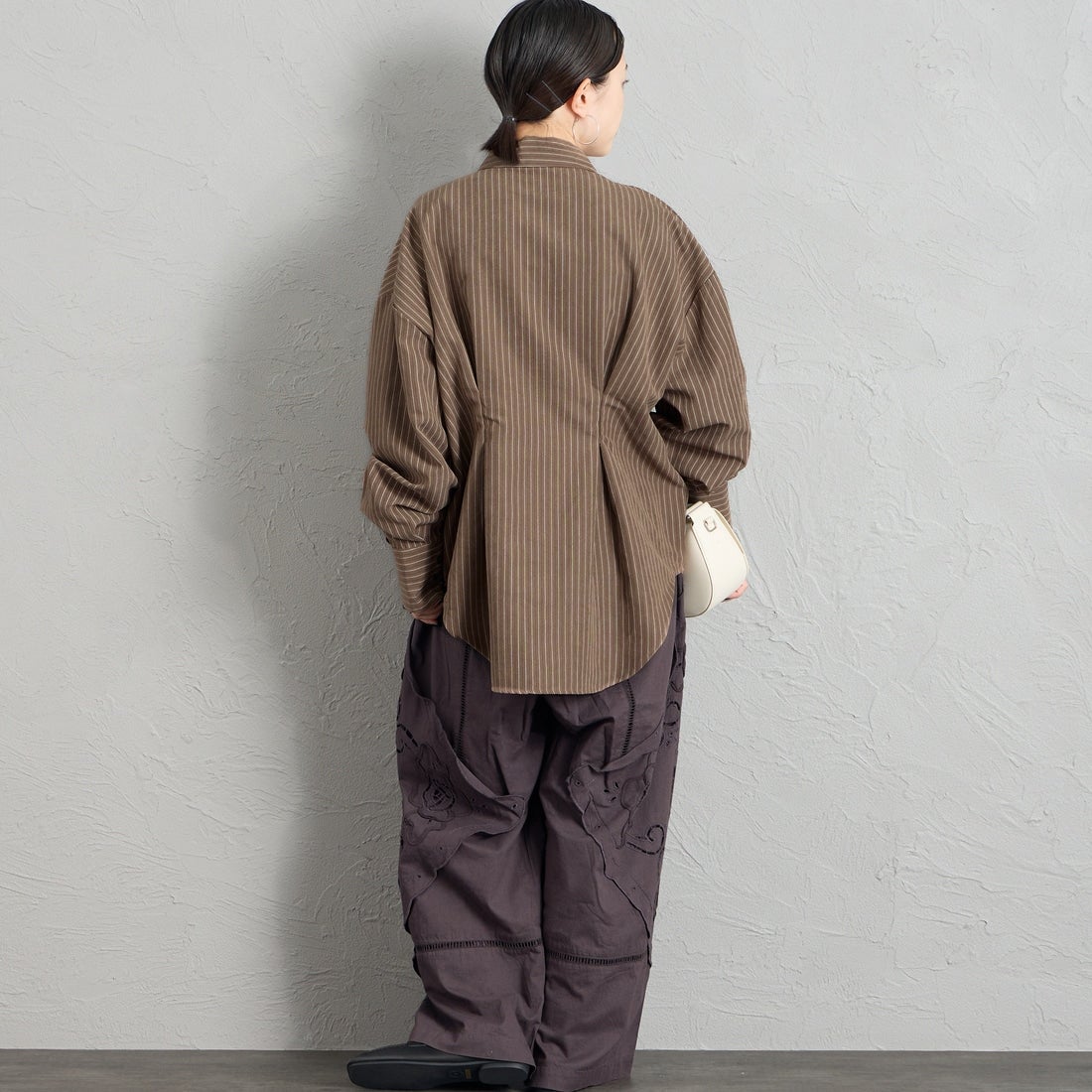 nenom [ネノム] ストライプ柄 ウエストタックシャツ [NE26332007] 28 BROWN &&モデル身長：150cm 着用サイズ：F&&
