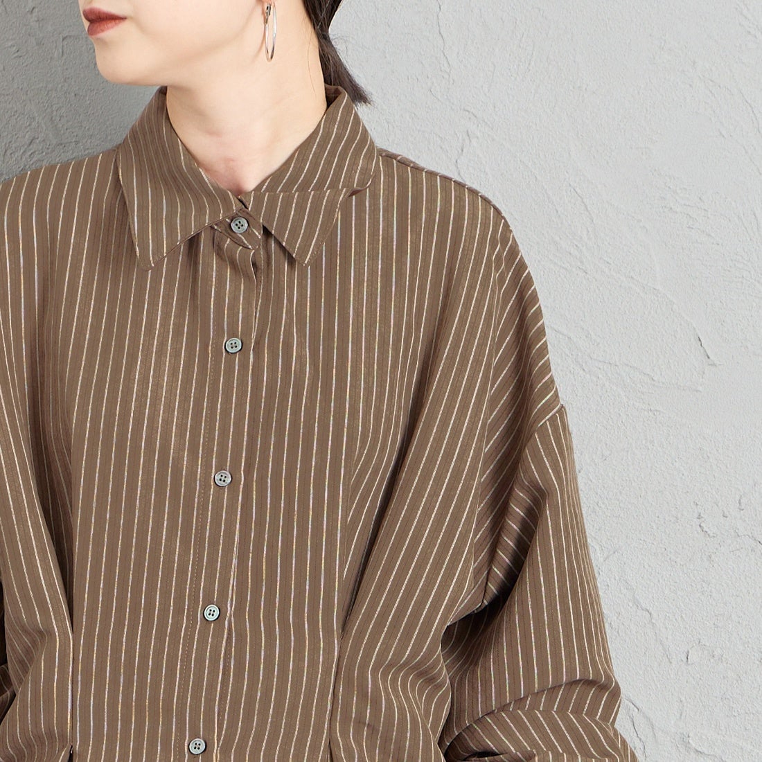 nenom [ネノム] ストライプ柄 ウエストタックシャツ [NE26332007] 28 BROWN &&モデル身長：150cm 着用サイズ：F&&