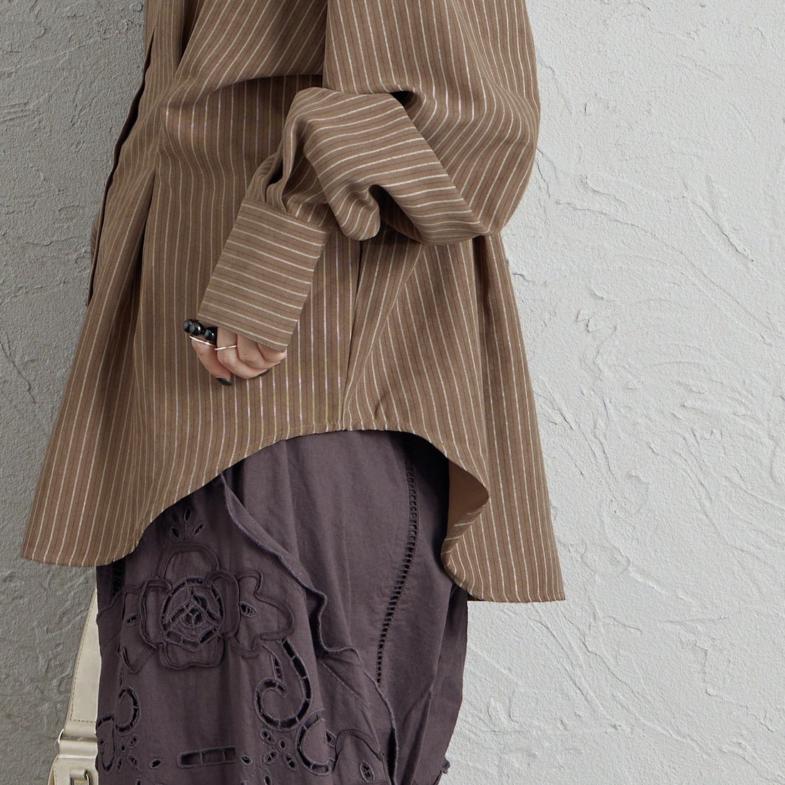 nenom [ネノム] ストライプ柄 ウエストタックシャツ [NE26332007] 28 BROWN &&モデル身長：150cm 着用サイズ：F&&
