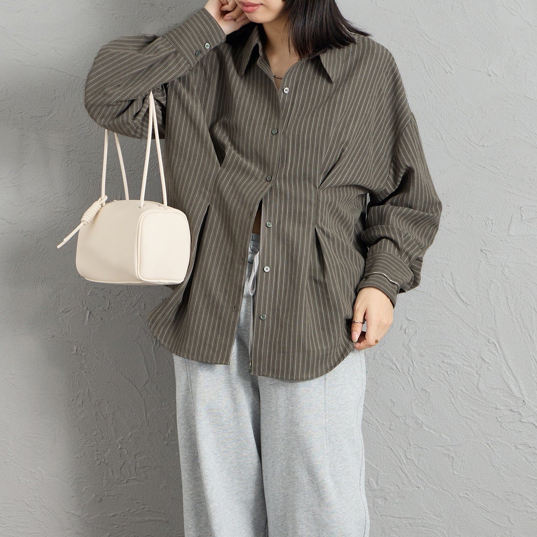 nenom [ネノム] ストライプ柄 ウエストタックシャツ [NE26332007] 08 CHARCOA &&モデル身長：162cm 着用サイズ：F&&