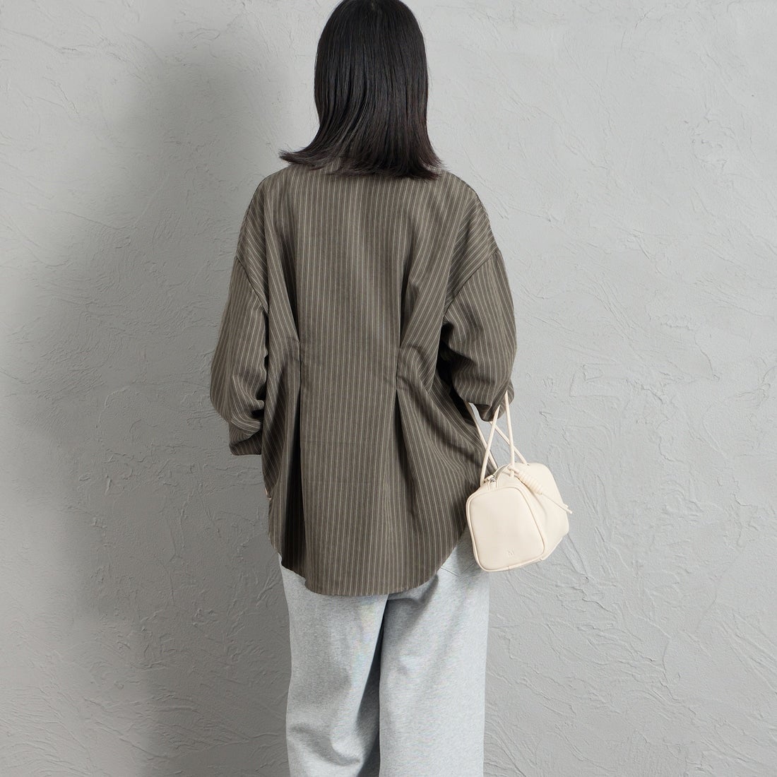 nenom [ネノム] ストライプ柄 ウエストタックシャツ [NE26332007] 08 CHARCOA &&モデル身長：162cm 着用サイズ：F&&