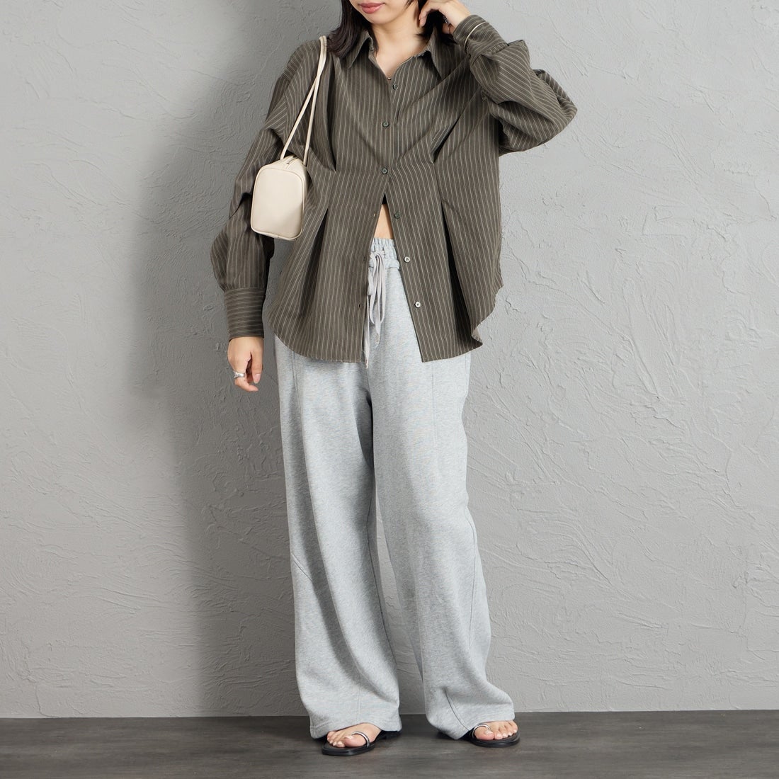 nenom [ネノム] ストライプ柄 ウエストタックシャツ [NE26332007] 08 CHARCOA &&モデル身長：162cm 着用サイズ：F&&