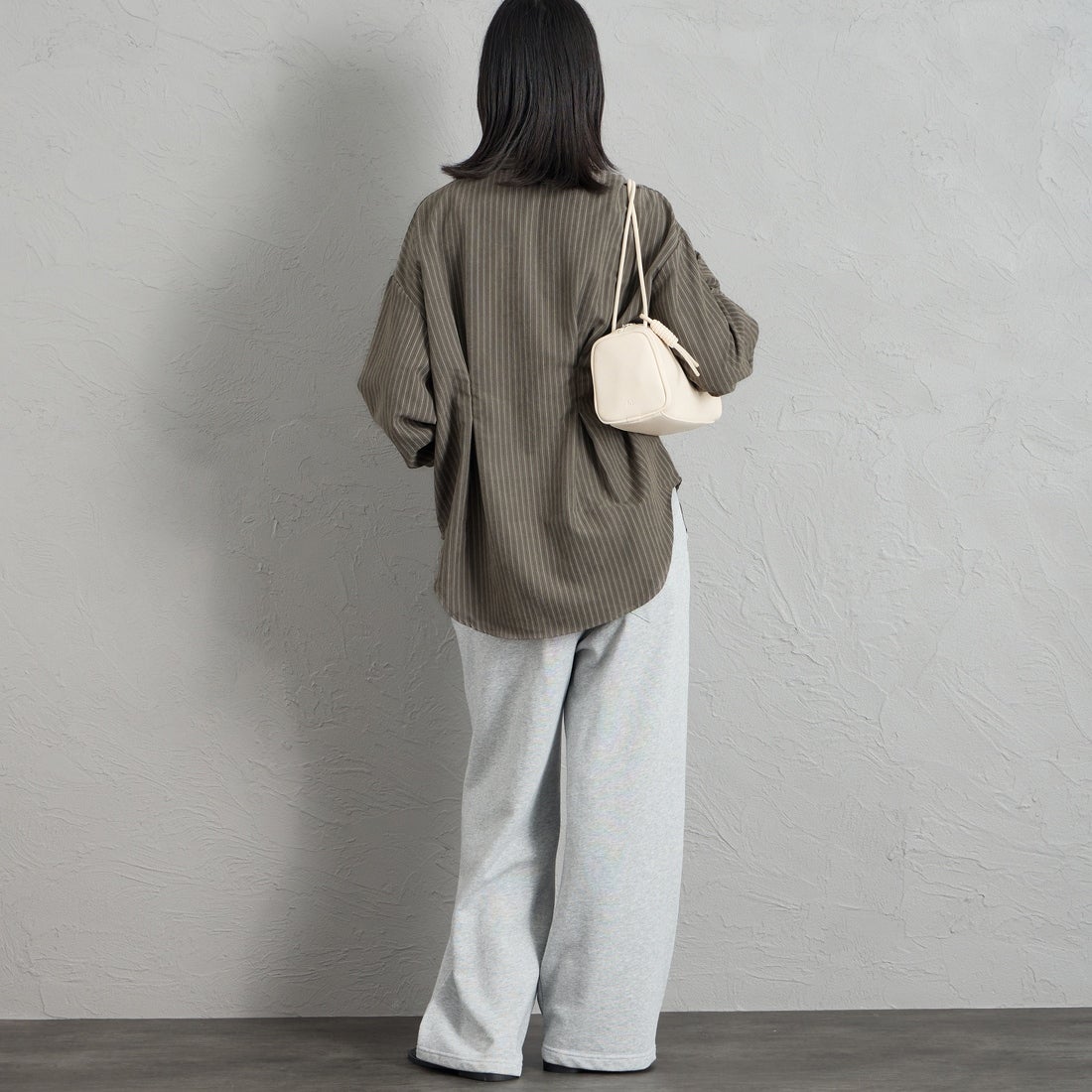 nenom [ネノム] ストライプ柄 ウエストタックシャツ [NE26332007] 08 CHARCOA &&モデル身長：162cm 着用サイズ：F&&