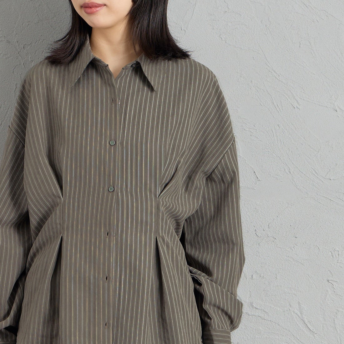 nenom [ネノム] ストライプ柄 ウエストタックシャツ [NE26332007] 08 CHARCOA &&モデル身長：162cm 着用サイズ：F&&