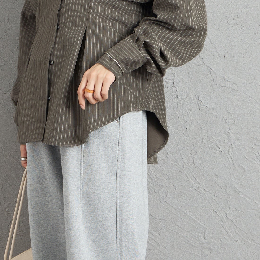 nenom [ネノム] ストライプ柄 ウエストタックシャツ [NE26332007] 08 CHARCOA &&モデル身長：162cm 着用サイズ：F&&