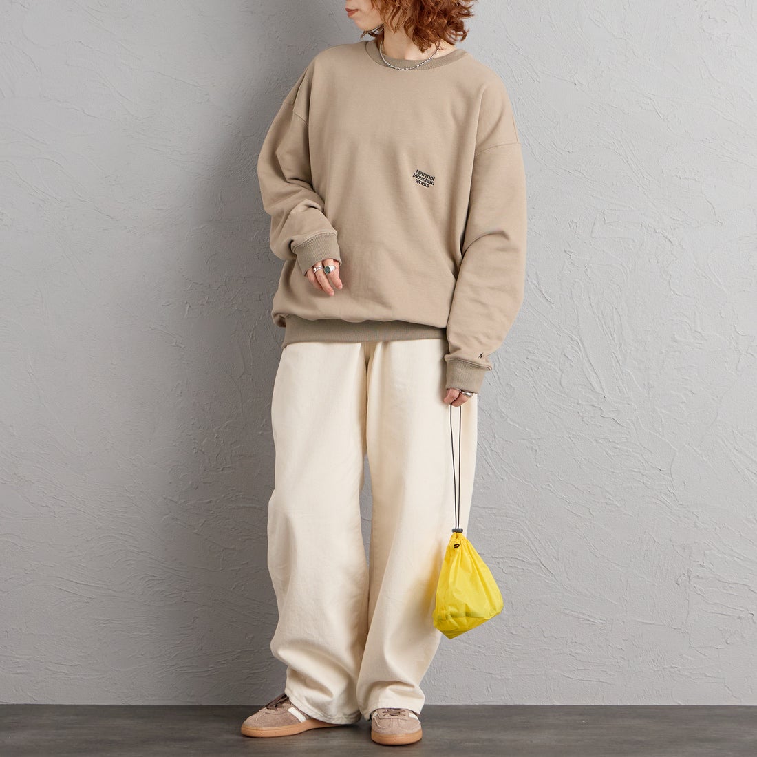 Marmot [マーモット] 別注 バーティカルロゴ バックプリントスウェット [MTFW26USW370IN-JF] BEIGE &&モデル身長：158cm 着用サイズ：S&&