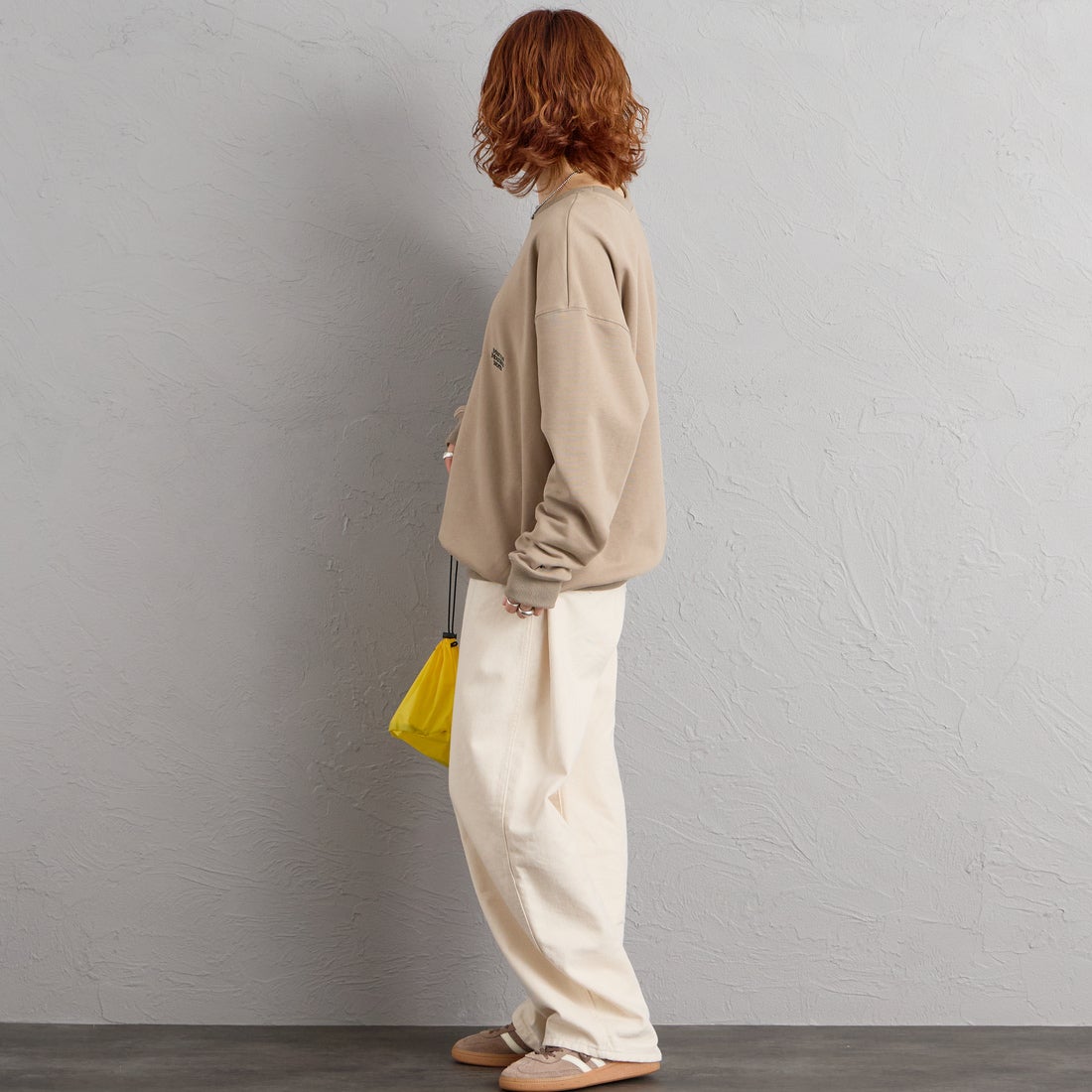 Marmot [マーモット] 別注 バーティカルロゴ バックプリントスウェット [MTFW26USW370IN-JF] BEIGE &&モデル身長：158cm 着用サイズ：S&&