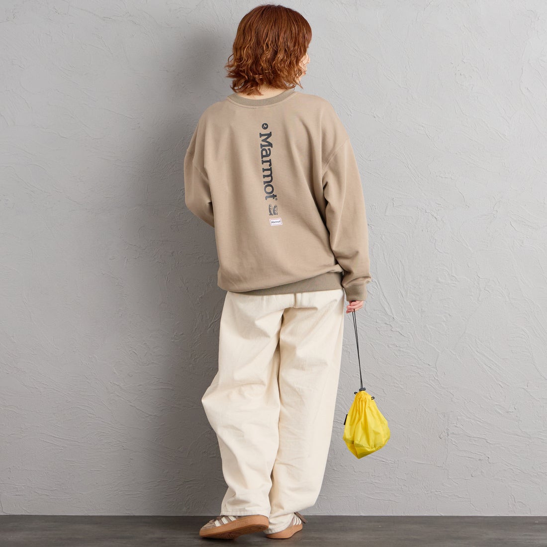Marmot [マーモット] 別注 バーティカルロゴ バックプリントスウェット [MTFW26USW370IN-JF] BEIGE &&モデル身長：158cm 着用サイズ：S&&