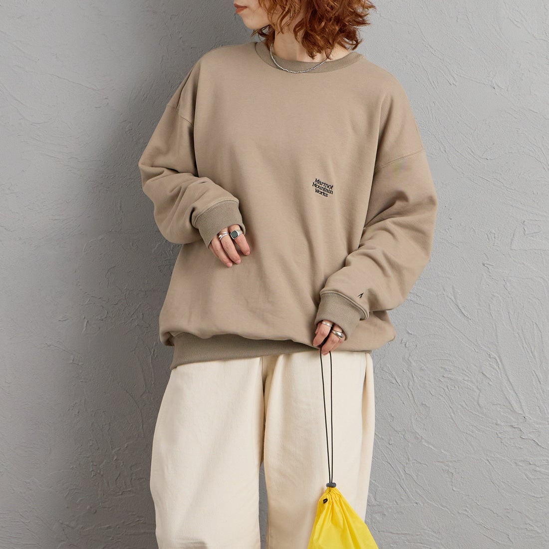 Marmot [マーモット] 別注 バーティカルロゴ バックプリントスウェット [MTFW26USW370IN-JF] BEIGE &&モデル身長：158cm 着用サイズ：S&&