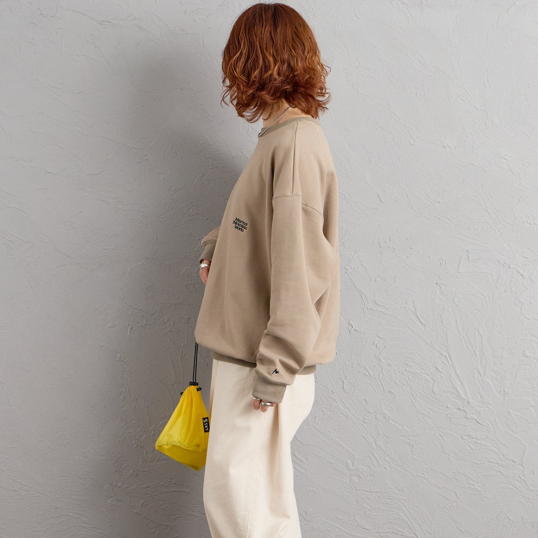Marmot [マーモット] 別注 バーティカルロゴ バックプリントスウェット [MTFW26USW370IN-JF] BEIGE &&モデル身長：158cm 着用サイズ：S&&