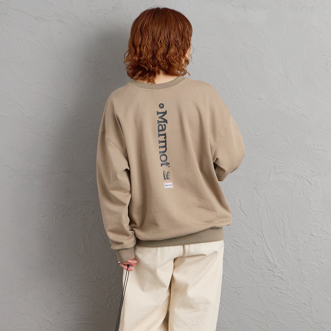 Marmot [マーモット] 別注 バーティカルロゴ バックプリントスウェット [MTFW26USW370IN-JF] BEIGE &&モデル身長：158cm 着用サイズ：S&&