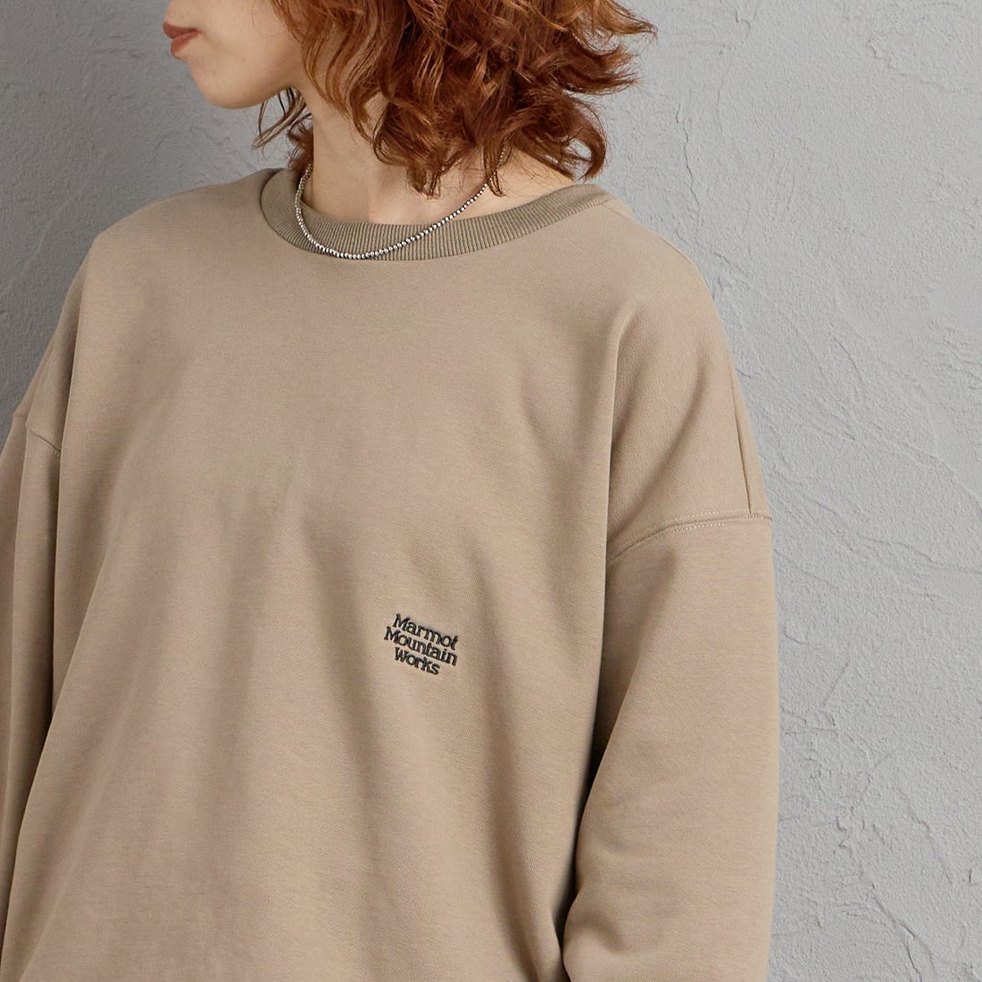 Marmot [マーモット] 別注 バーティカルロゴ バックプリントスウェット [MTFW26USW370IN-JF] BEIGE &&モデル身長：158cm 着用サイズ：S&&