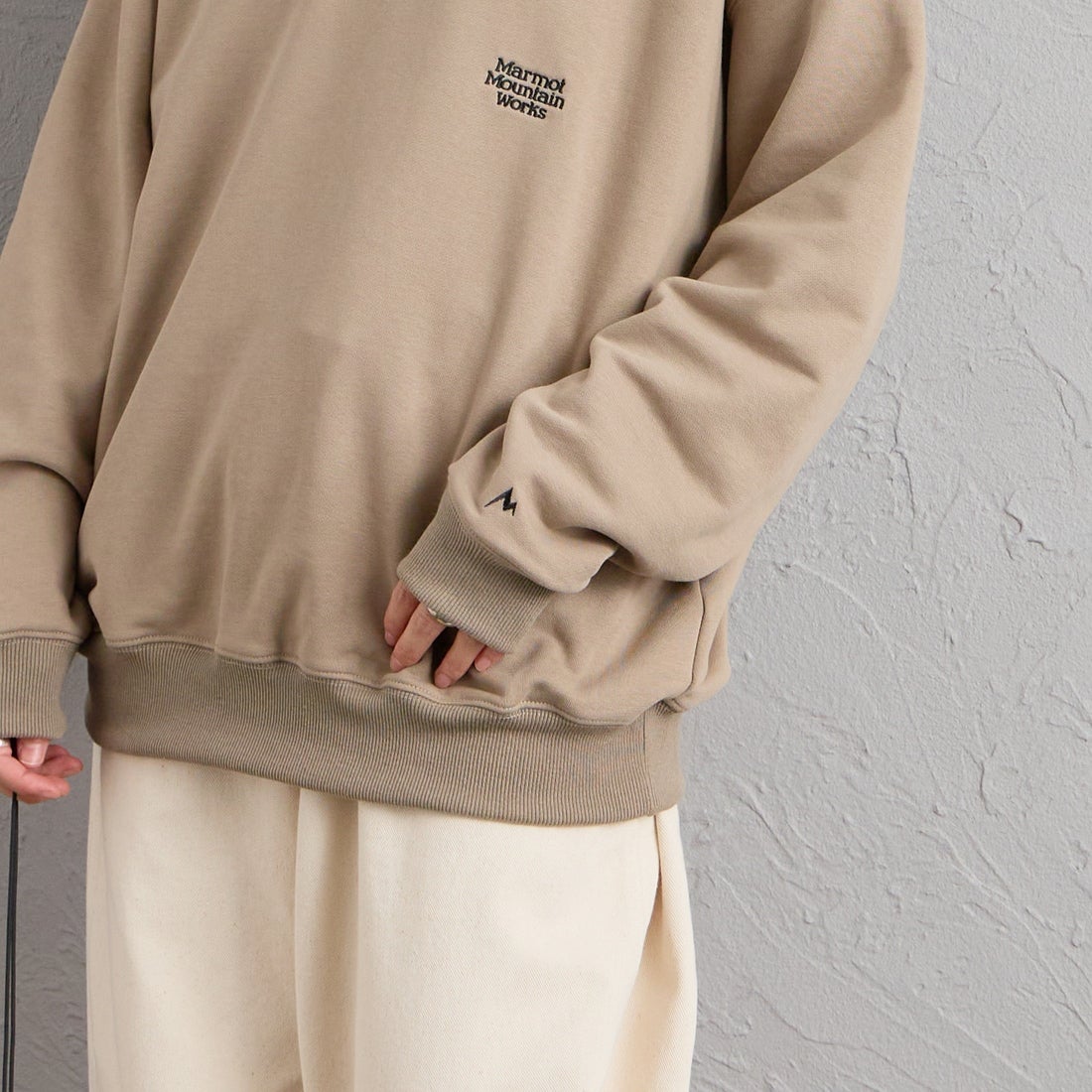 Marmot [マーモット] 別注 バーティカルロゴ バックプリントスウェット [MTFW26USW370IN-JF] BEIGE &&モデル身長：158cm 着用サイズ：S&&