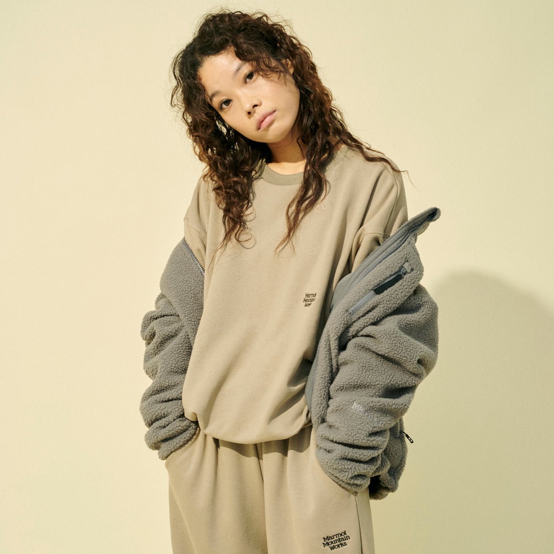Marmot [マーモット] 別注 バーティカルロゴ バックプリントスウェット [MTFW26USW370IN-JF] BEIGE