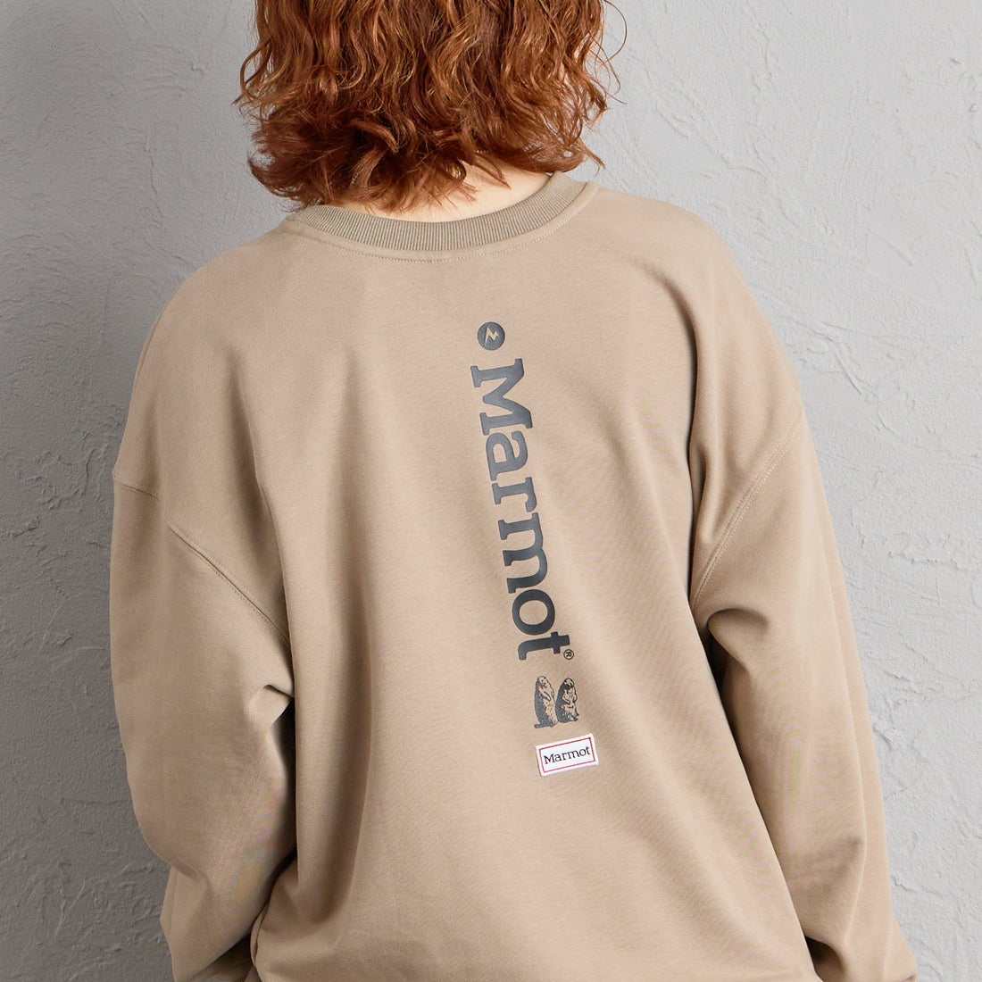 Marmot [マーモット] 別注 バーティカルロゴ バックプリントスウェット [MTFW26USW370IN-JF] BEIGE &&モデル身長：158cm 着用サイズ：S&&