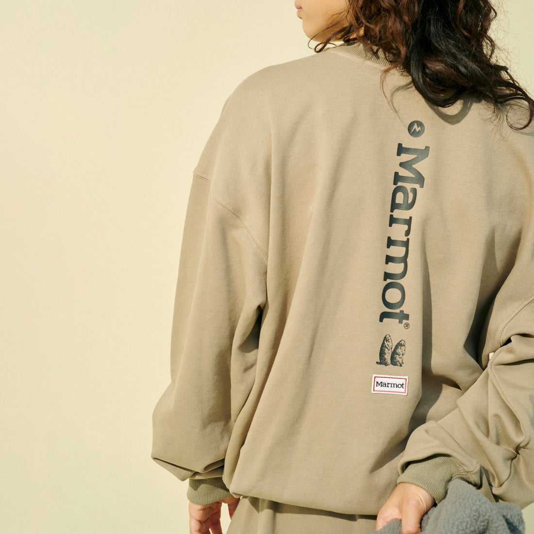 Marmot [マーモット] 別注 バーティカルロゴ バックプリントスウェット [MTFW26USW370IN-JF] BEIGE
