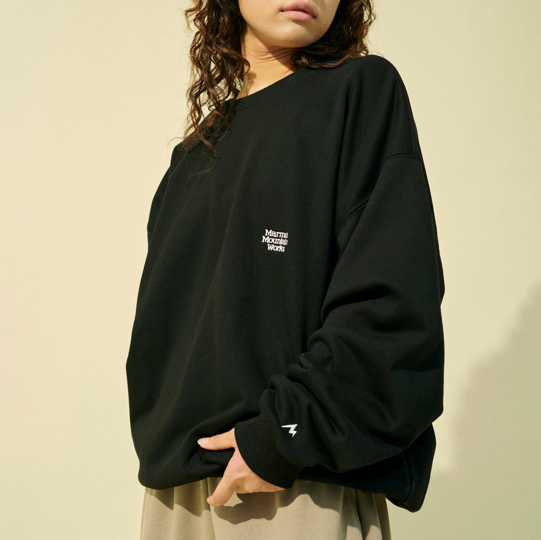 Marmot [マーモット] 別注 バーティカルロゴ バックプリントスウェット [MTFW26USW370IN-JF] BLACK