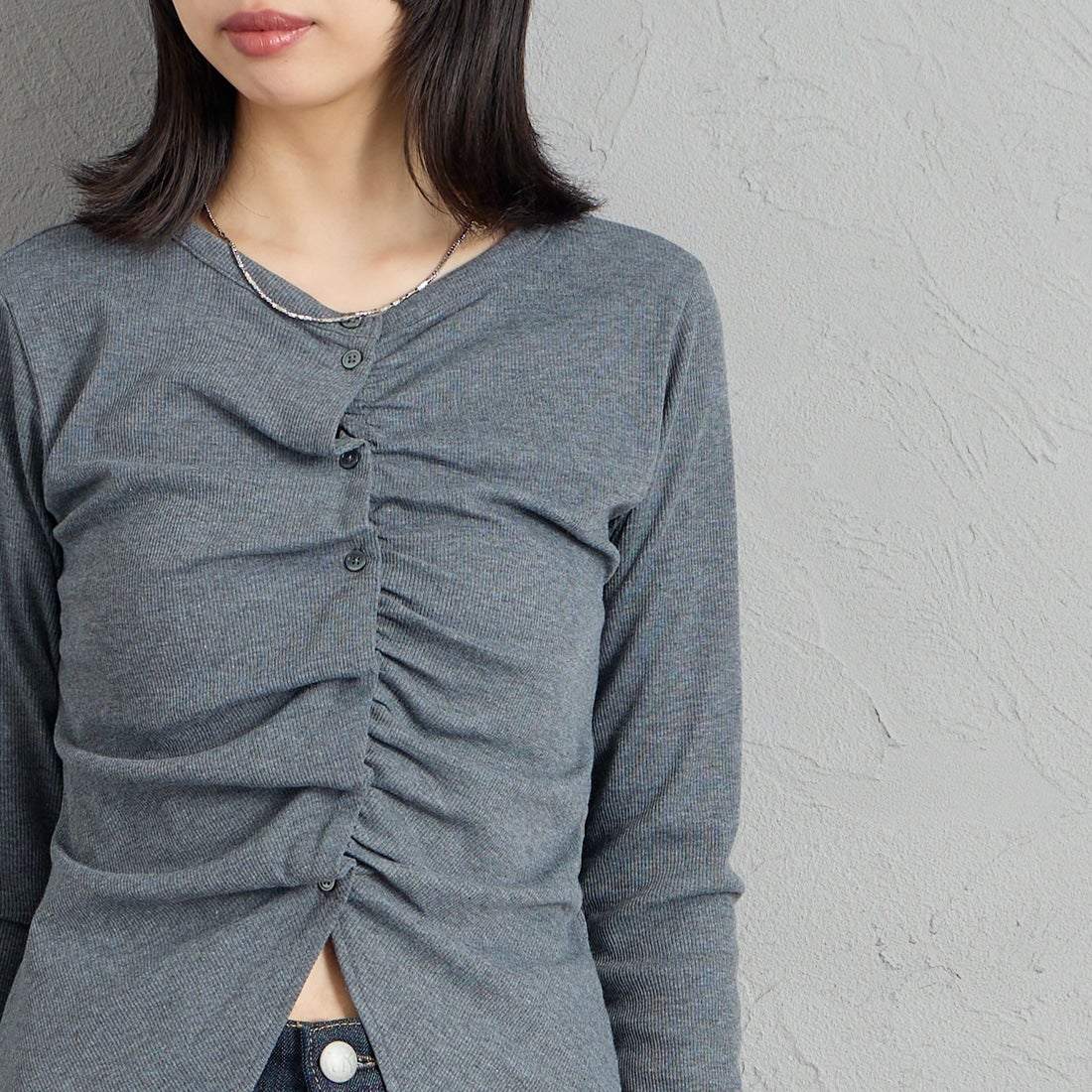 nenom [ネノム] タックギャザーカーディガン [NE26322025] 08 CHARCOA &&モデル身長：162cm 着用サイズ：F&&