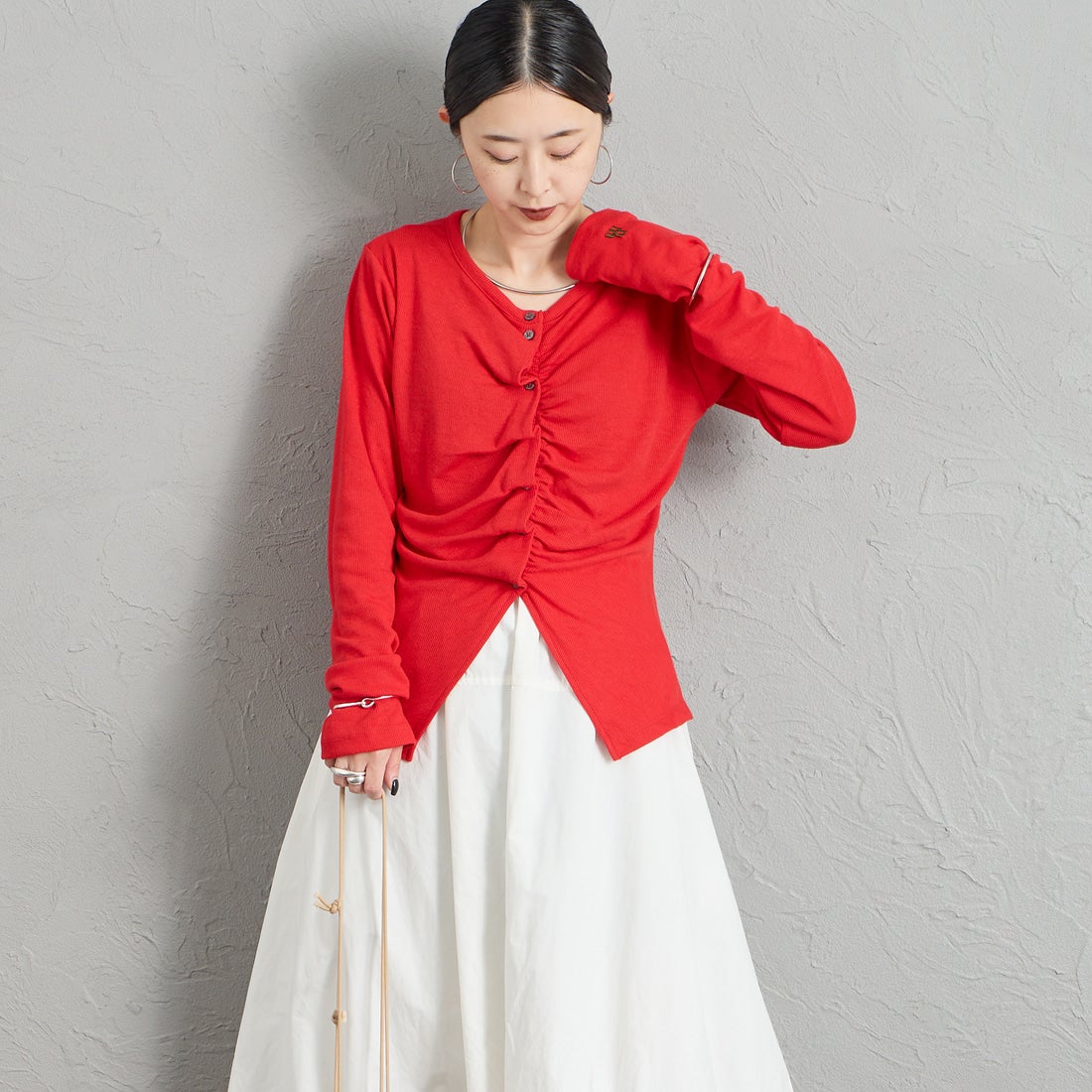 nenom [ネノム] タックギャザーカーディガン [NE26322025] 46 RED &&モデル身長：150cm 着用サイズ：F&&