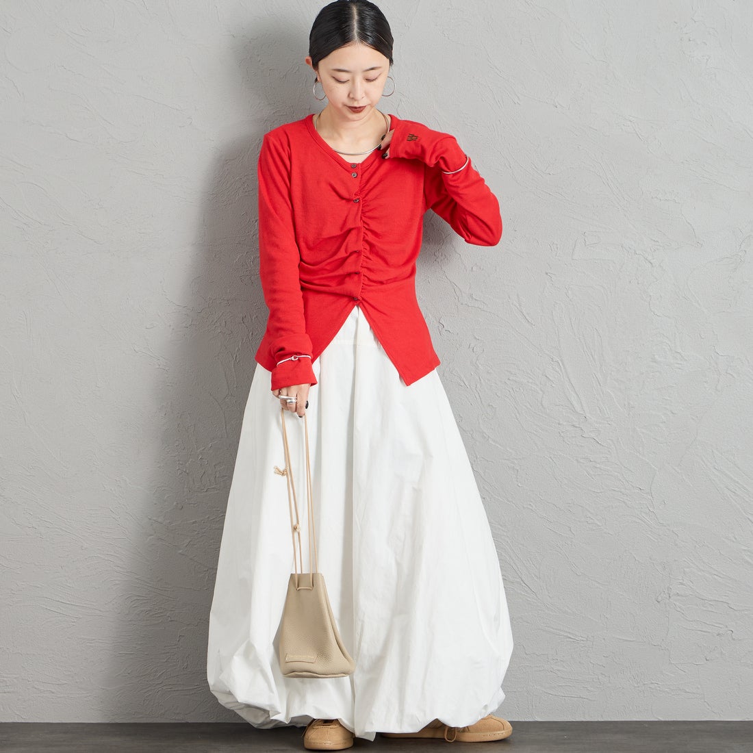 nenom [ネノム] タックギャザーカーディガン [NE26322025] 46 RED &&モデル身長：150cm 着用サイズ：F&&